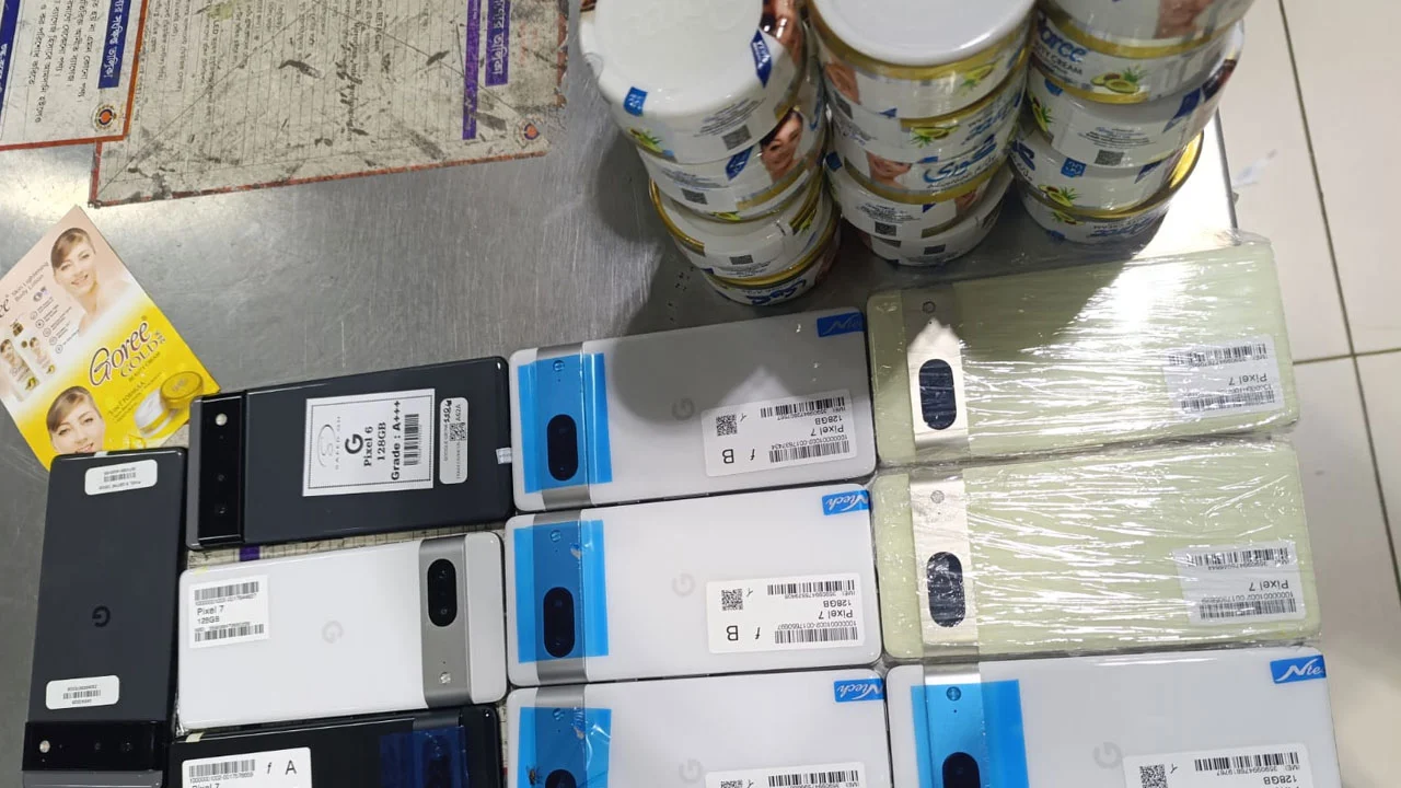 চট্টগ্রাম বিমানবন্দরে বিপুল পরিমাণ সিগারেট ও স্মার্টফোন জব্দ